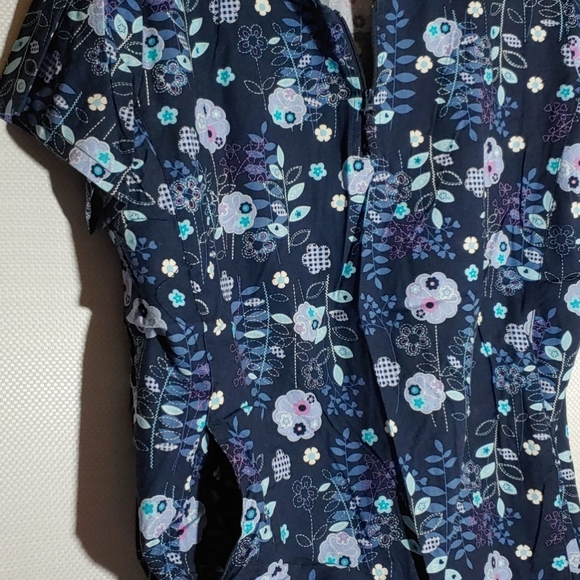 White cross lg scrub tops and one Dickie! - Picture 9 of 9